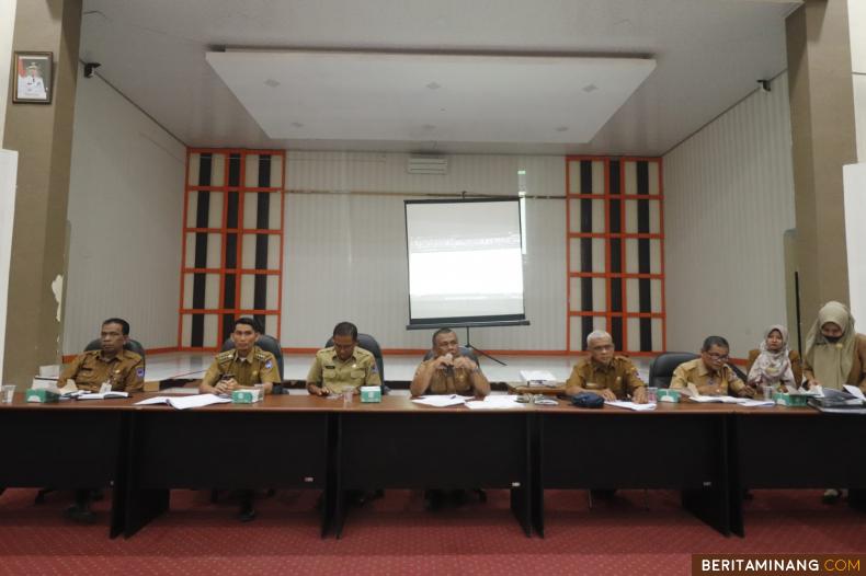 Staf Ahli Wako Payakumbuh Elvi Jaya pada rapat pematangan Zonasi pada PPDB tahun 2023 di  SKB Padang Alai Bodi, Senin (31/01/2023). Foto : Dok Humas Pyk