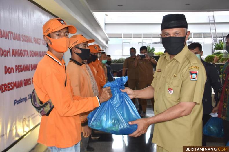 Wali Kota Padang Mahyeldi Ansharullah menyerahkan bantuan Bank Indonesia (BI) kepada 300 orang petugas kebersihan Dinas Lingkungan Hidup (DLH) Kota Padang.