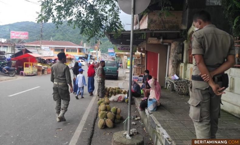 Petugas ketika melakukan penertiban PKL di Padang Panjang.