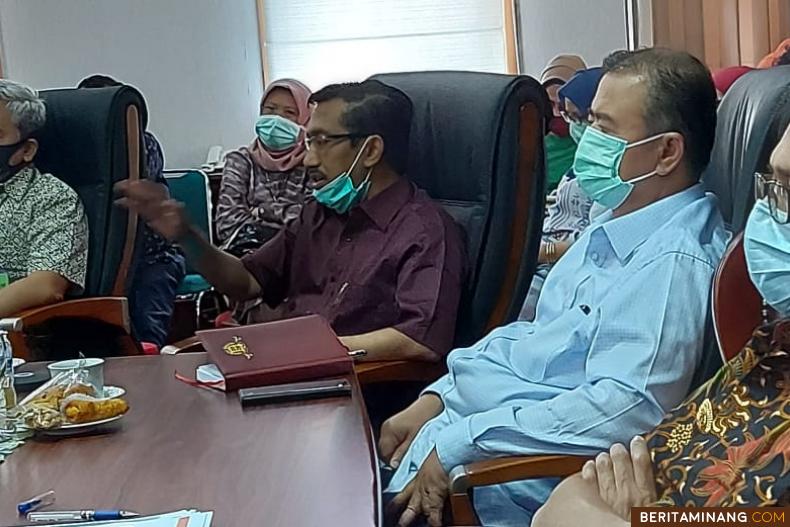 Dr. dr. Andani Eka Putra, M.Sc, Laboratorium Diagnostik dan Riset Terpadu Penyakit Infeksi Fakultas Kedokteran Unand (baju coklat) saat paparan. Foto Humas Sumbar