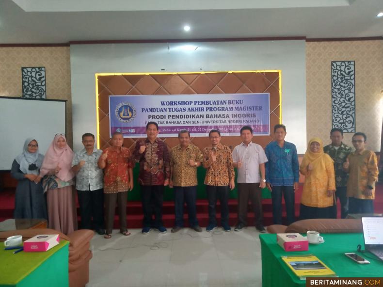 Dekan FBS, Prof. Dr. Ermanto, S.Pd., M.Hum. foto bersama usai pembukaan acara di Graha Tamu Universitas Negeri Padang, Lubuk Minturun, Rabu (20/12/2022). Foto: ET