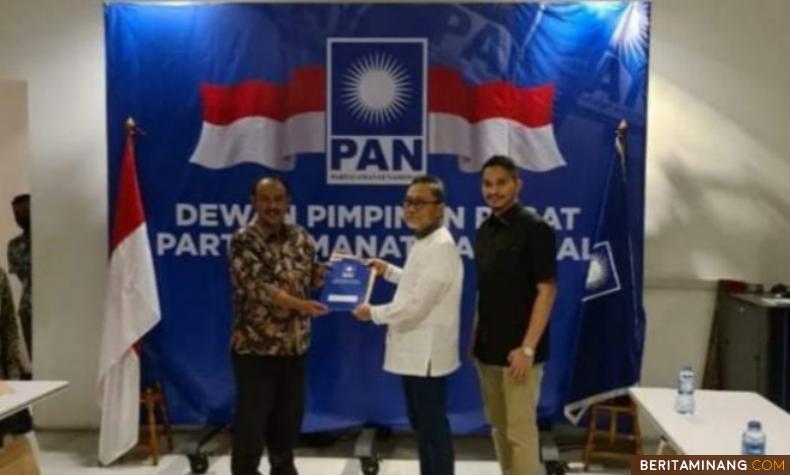 Ketua DPP PAN Pusat, Zulkifli Hasan (dua kanan) saat menyerahkan SK. Pengurus DPD PAN Solsel pada H. Erwin Ali di Jakarta Jumat, (5/3/2021). Ist.