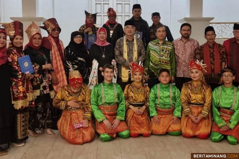 DPD SatuPena Sumbar Luncurkan Buku di Melaka, Diterima TYT Tun Seri Setia di Istana