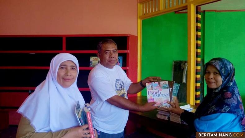 Petugas DPK Padang Panjang saat bagikan buku di tempat ramai. Kominfo Padangpanjang