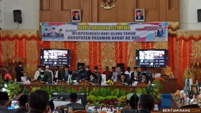 Sidang paripurna istimewa DPRD dalam rangka memperingati Hari Ulang Tahun Kabupaten Pasaman Barat ke-17 di ruang sidang utama kantor DPRD Padang Tujuh, Jum'at (8/1/2021).