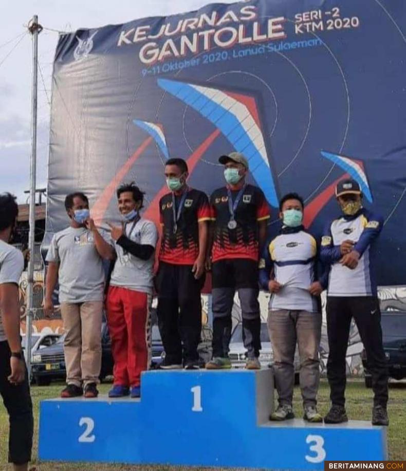 Atlet Gantole Sumbar Khaidir Anas dan Rijalul Fathani berfose usai pengalungan medali emas di Kejurnas Seri II KASAU CUP di Lanud Sulaeman Bandung Jabar. Foto: Pengprov FASIDA Sumbar