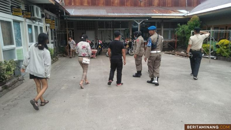 Dua orang perempuan dan satu orang laki-laki saat diamankan petugas ke Mako Pol PP Padang dari Lokasi Atom Center Kamis sore (16/2/20230. Foto: Humas PolPP Padang