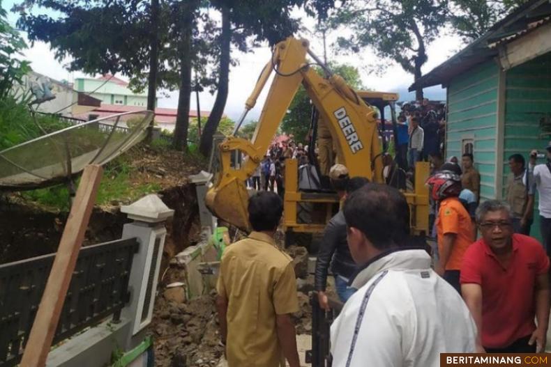 Alat berat diturunkan untuk evakuasi dua pekerja drainase di Bukittinggi yang tertimbun material longsor. Foto: Ig @bnpb_bukittinggi