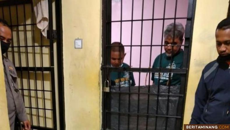 Kedua tersangka di dalam sel tahanan Polres Bukittinggi. Foto: Ist.