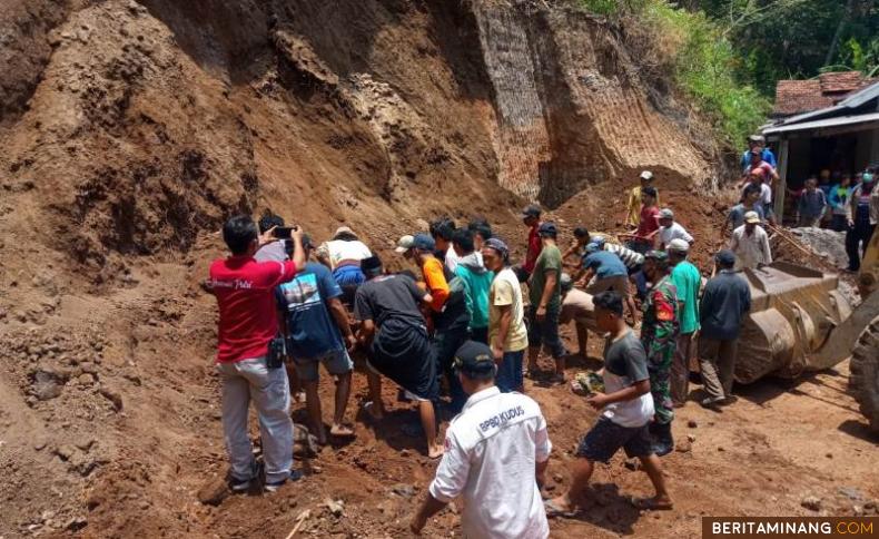 Tim Penyelamat mencari dua warga korban Tanah Longsor di Kudus Jawa Tengah. Foto: Humas BNPB