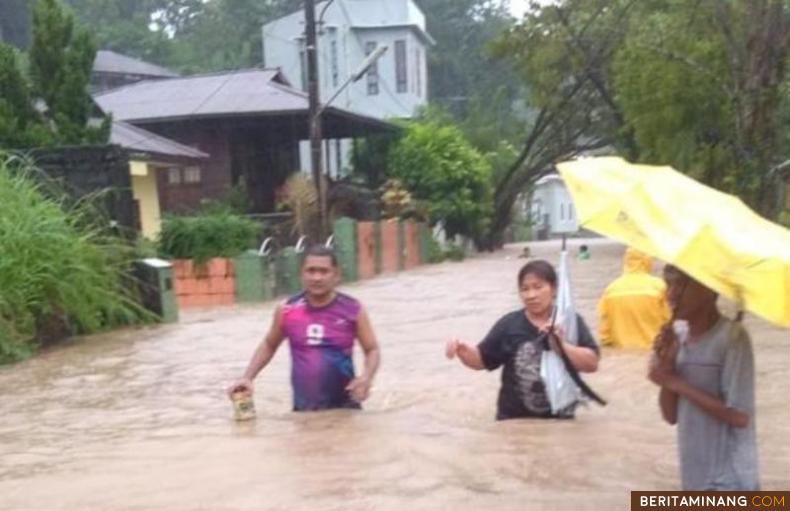 Warga Kota Kota Manado Sulut saat berupaya melewati banjir hingga sepinggang. Foto: Humas BNPB