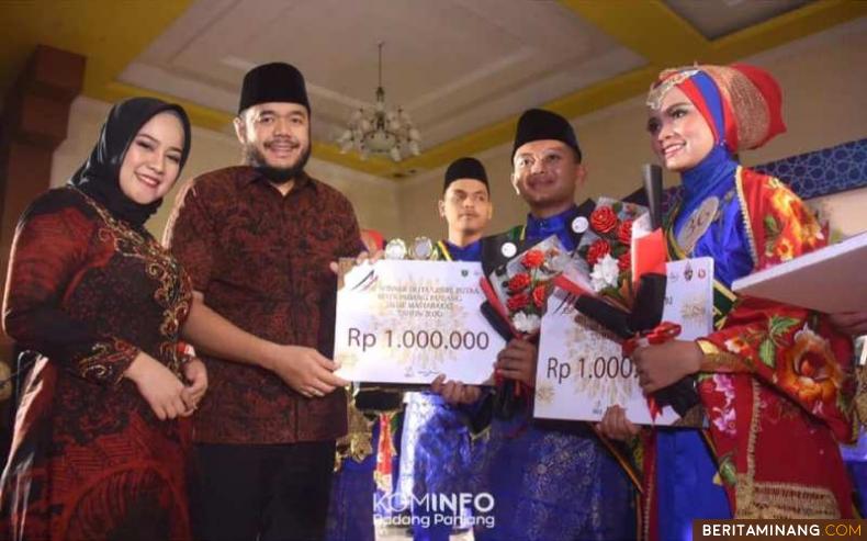 Walikota Padang Panjang H. Fadly Amran, BBA, Datuak Paduko Malano serahkan penghargaan pada pemenang lomba.