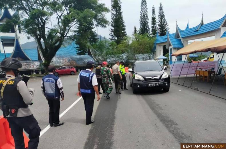 Personel gabungan saat melakukan penjagaan dan pengecekan persyaratan bagi warga yang akan memasuki Kota Padang Panjang.