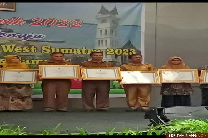 Kepala Sekolah menerima penghargaan Adiwiyata dari Wakil Gubernur Sumbar Audi Jonaldi. Foto : Dok Disdik Pyk