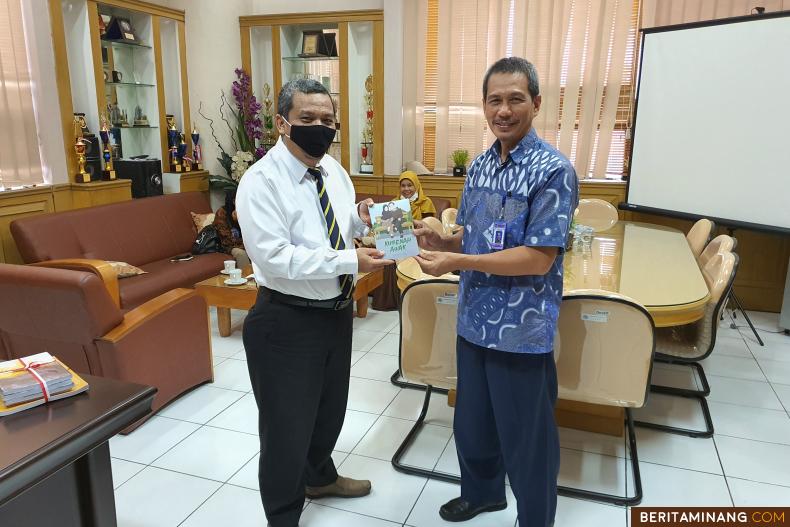 Dekan FBS UNP Prof. Dr. Ermanto, S.Pd., M.Hum. ketika menerima kunjungan Kepala Balai Bahasa Sumatera Barat Aminulatif, S.E., M.Pd.