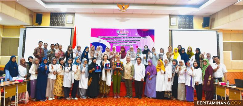 Foto bersama peserta Workshop Metode Penelitian Visual di UNP Hotel and Convention Universitas Negeri Padang, Senin, 17 Januari 2023. Foto: Humas UNP