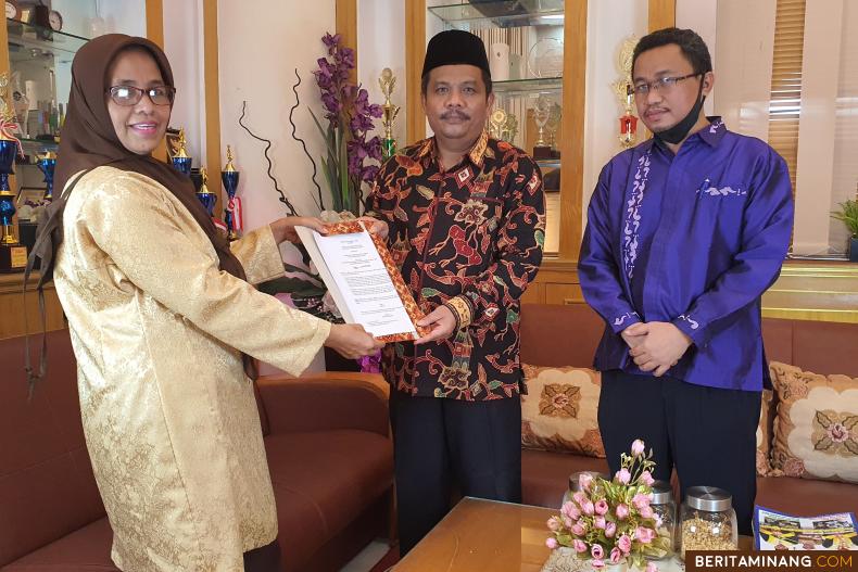 Pimpinan FBS Universitas Negeri Padang bersama Pimpinan LKP Sanggar Permata Hati melakukan Kerja Sama Pelaksanaan Uji Kompetensi Keterampilan Tari.