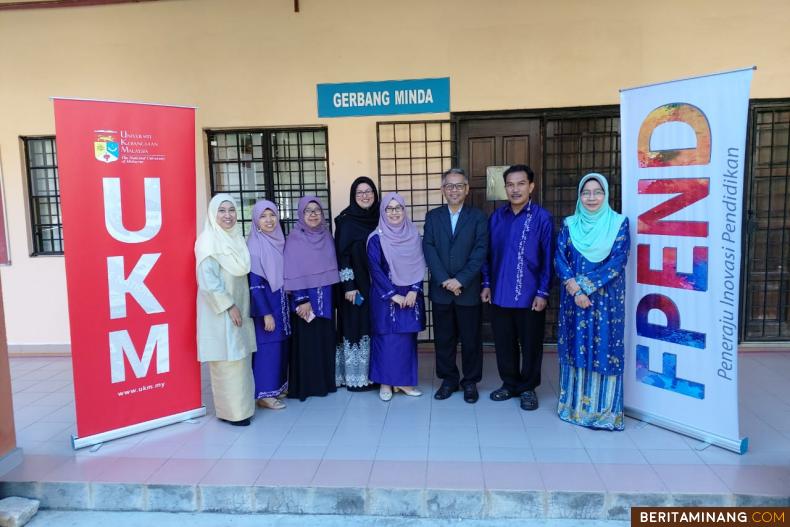 Utusan FBS Universitas Negeri Padang yang dipimpin WD I Dr. Refnaldi, M. Litt. diterima oleh Timbalan Dekan Jaringan dan Penjanaan Fakulti Pendidikan,  UKM malaysia hari ini (29/10) di Kuala Lumpur.