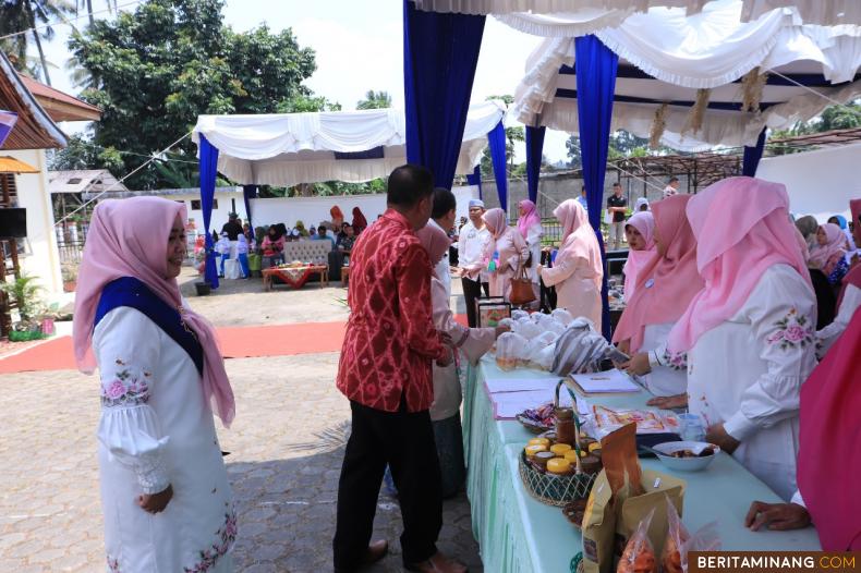 Ketua Forikan Kota Payakumbuh Ny. Chece Rida Ananda menyambut kehadiran Tim Penilai Lomba Kinerja Forikan Tingkat Provinsi Sumatera Barat di Sekretariat Forikan Kota Payakumbuh, Padang Tinggi Piliang, Jumat (15/09/2023)