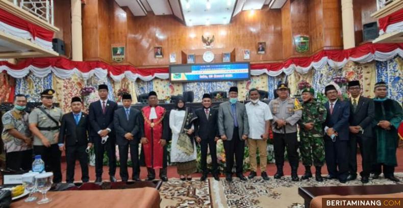 Ketua DPRD Kabupaten Solok Dodi Hendra yang baru foto bersama Bupati Gusmal dan Forkopimda usai dilantik. Foto: Harpani Siska