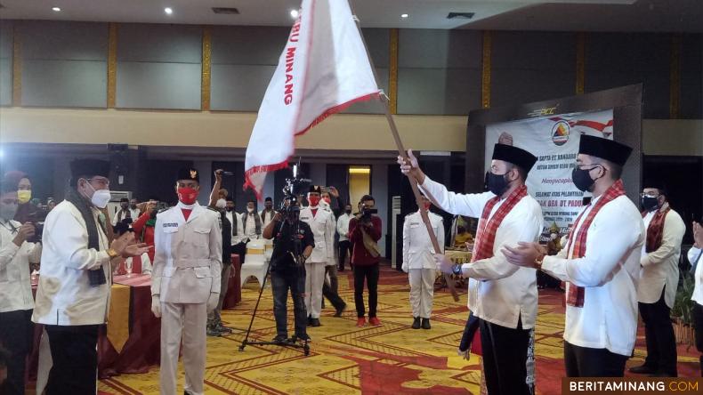 Fadly Amran BBA Datuak Paduko Malano kibarkan bendera Gebu Minang.