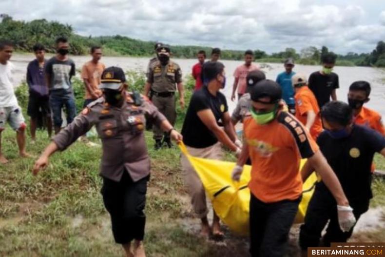 Petugas penyelaamat mengevakusasi mayat seorang Warga Sitiung Dharmasraya yang ditemukan tewan mengapung di Sungai Batang Hari. Foto: Eko P