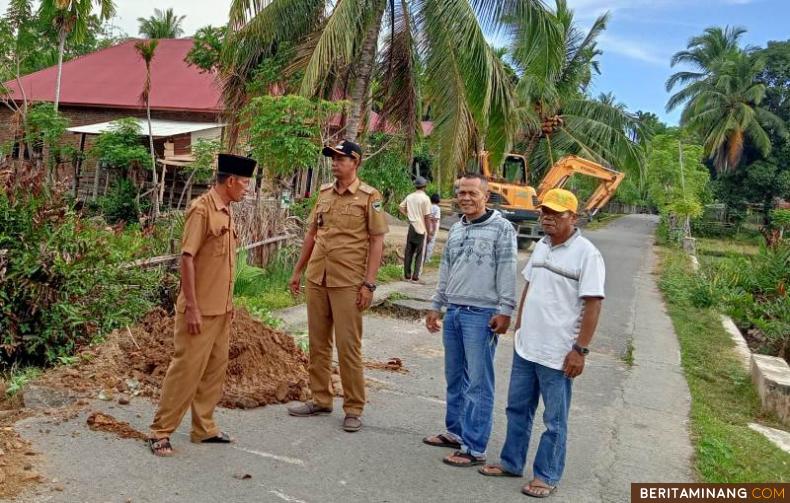 Jalan Status Kabupaten yang rusak dan berlubang di Kampung Pandan-Sapan, Kenagarian Koto Nan Duo, Kecamatan Batang Kapas, Kabupaten Pesisir Selatan, mulai diperbaiki.