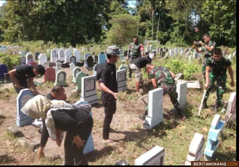 Ketua dan para anggota GMKT bersama anggota TNI dari Kodim 0308 Pariaman sedang gotong royong membersihkan kuburan.