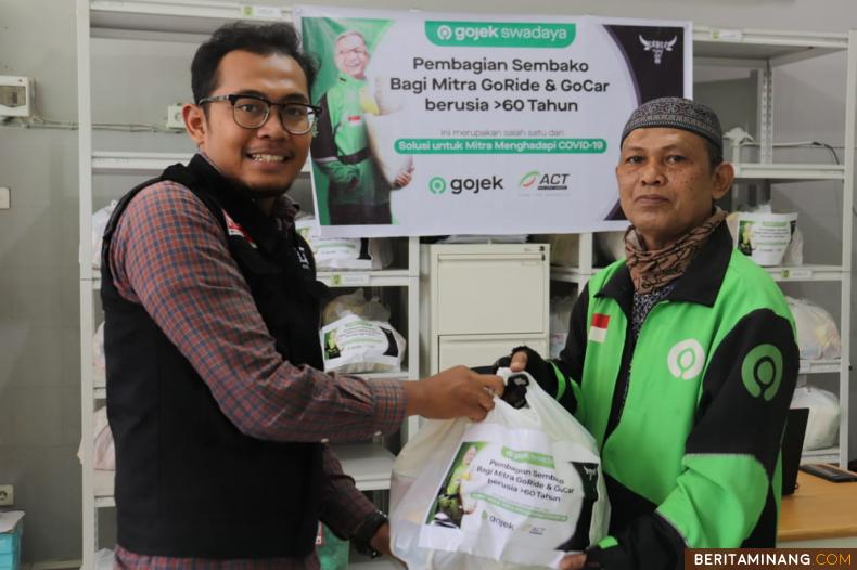 Gojek - ACT Padang Berikan Paket Pangan untuk 63 orang Driver Gojek