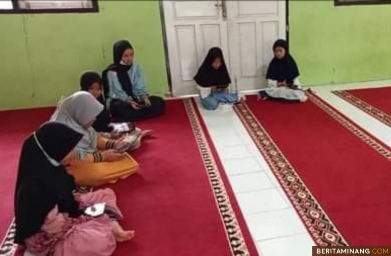 Anak-anak sedang belajar di sebuah masjid menggunakan akses wifi gratis yang disediakan Kominfo Padang Panjang.