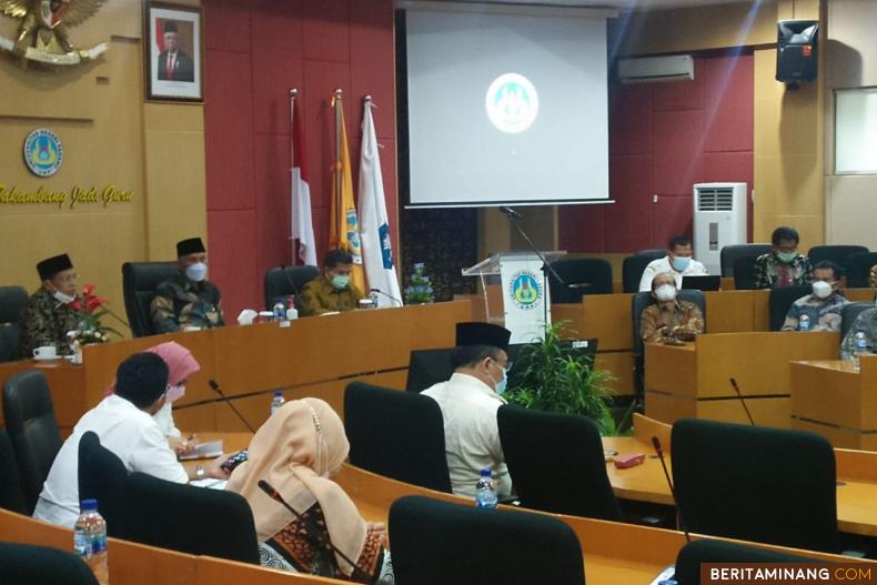 Gubernur Sumatera Barat didampingi Rektor Universitas Negeri Padang di hadapan sivitas akademika bertempat di ruang sidang senat Kampus UNP Air Tawar Padang pada Rabu (17/3).