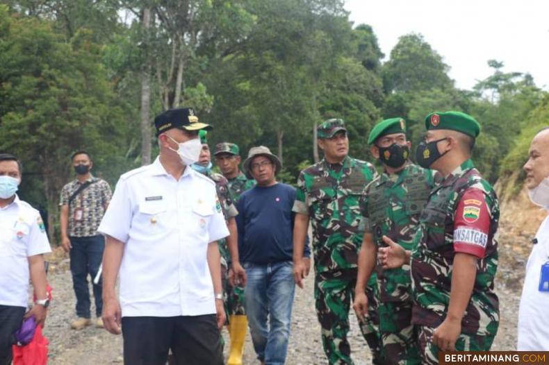 Gubernur Sumatera Barat, Mahyeldi, saat meninjau lokasi TMMD di Pasaman.