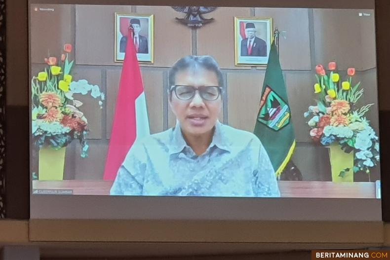 Gubernur Irwan Prayitno Orasi Ilmiah pada Upacara Wisuda Universitas Negeri Padang, Minggu (20/12) secara virtual.