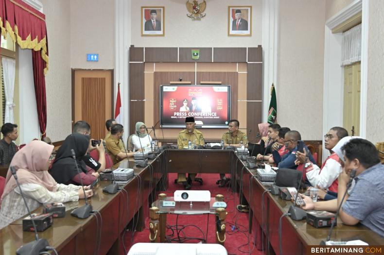 Gubernur Mahyeldi saat konferensi pers di Ruang Rapat Istana Gubernur, Senin (04/09/2023). Foto: Adpim Sumbar
