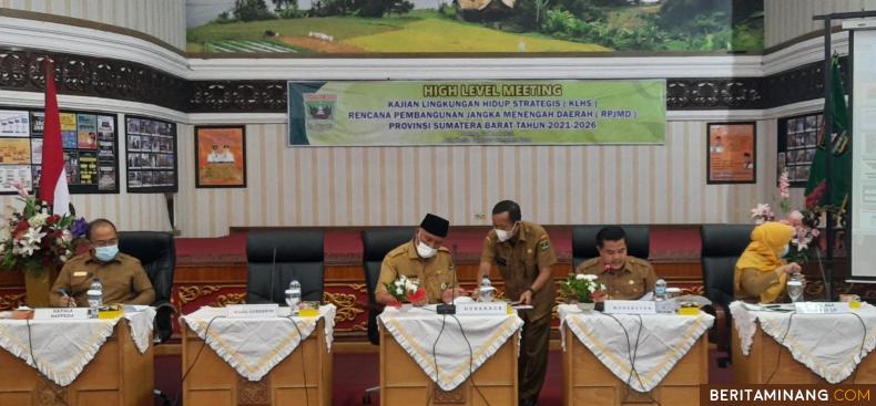High level meeting kajian lingkungan hidup strategis (KLHS) Rencana Pembangunan Jangka Menengah Daerah (RPJMD) Provinsi Sumatera Barat (Sumbar) 2021-2026, di Aula Kantor Gubernur Sumbar, Senin (22/3/2021).