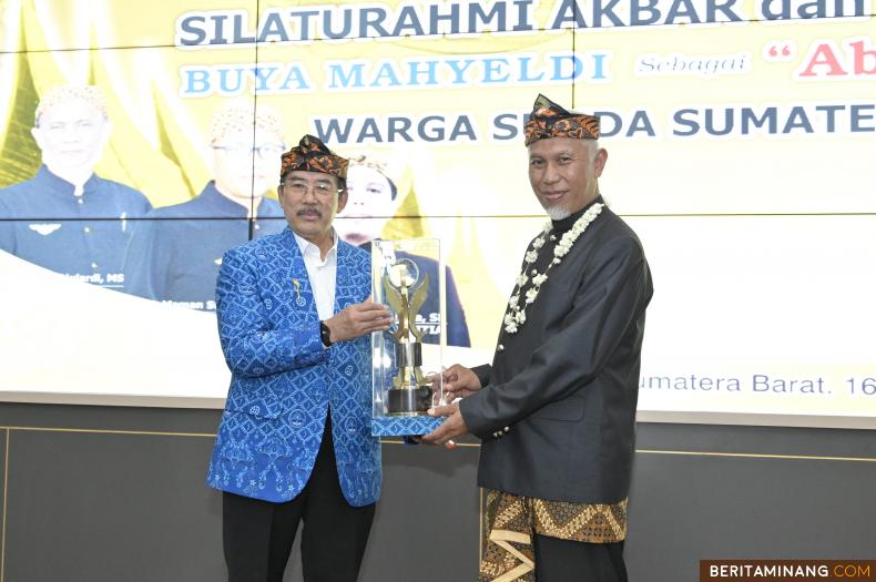 Gubernur Sumatera Barat (Sumbar), Mahyeldi Ansharullah menerima anugerah gelar kehormatan 