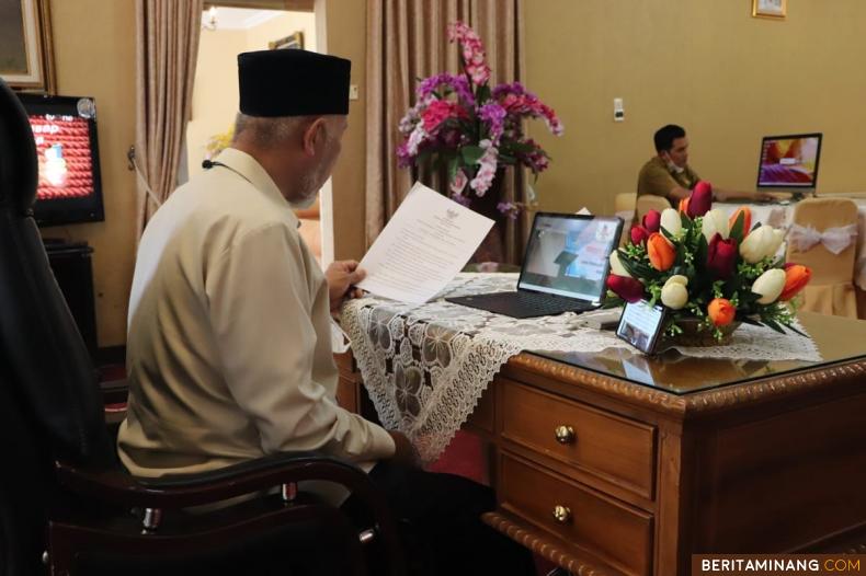 Gubernur Sumbar, Mahyeldi saat mengikuti Forum Diskusi Penanganan Masalah Perdagangan Luar Negeri secara virtual dari Istana Bung Hatta Bukittinggi.