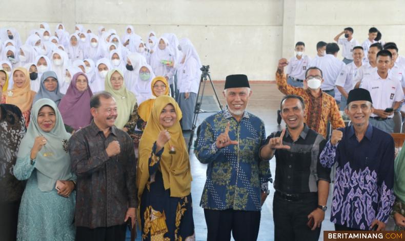 Gubernur Sumbar Mahyedi foto bersama usai membuka Padek-Paragon Go to School 2022 di SMAN 1 Padang.