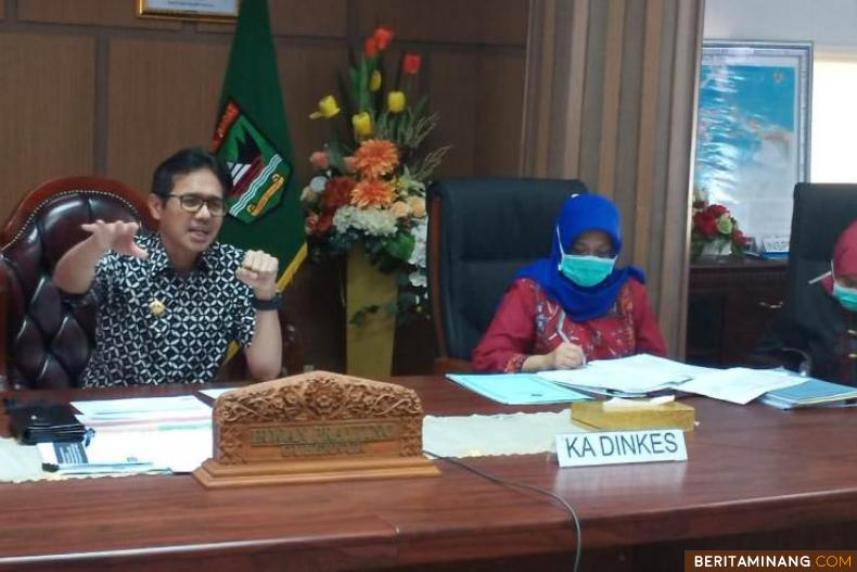 Gubernur Sumatera Barat Irwan Prayitno saat memimpin video conference (Vicon) dalam Rapat Koordinasi dengan Kepala Dinas Kesehatan kabupten dan kota se Sumatera Barat. Foto Humas Sumbar