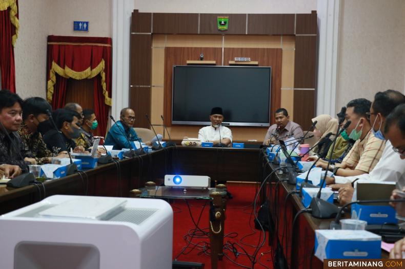 Gubernur Sumbar Mahyeldi saat memimpin rapat pembangunan Maritim Center di Muara Padang, Jumat (16/9/2022). Foto: Kominfotik Sumbar
