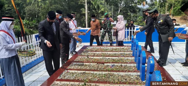 Gubernur Sumbar Mahyeldi saat upacara ziarah makam dan tabur bunga, dalam rangka peringatan 73 tahun Peristiwa Situjuah, Sabtu (15/1/2022).