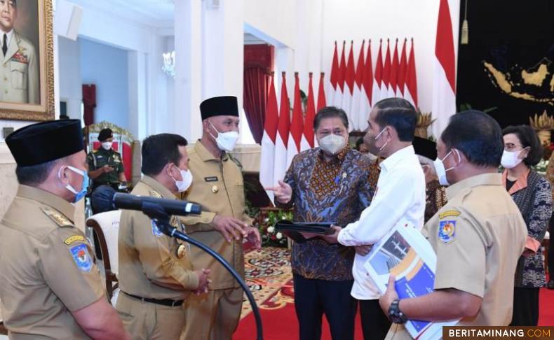 Presiden Joko Widodo bersama para para kepala daerah termasuk Gubernur Sumbar Mahyeldi di Istana Nagara, Senin (12/9/2022). Foto: Kominfotik Sumbar