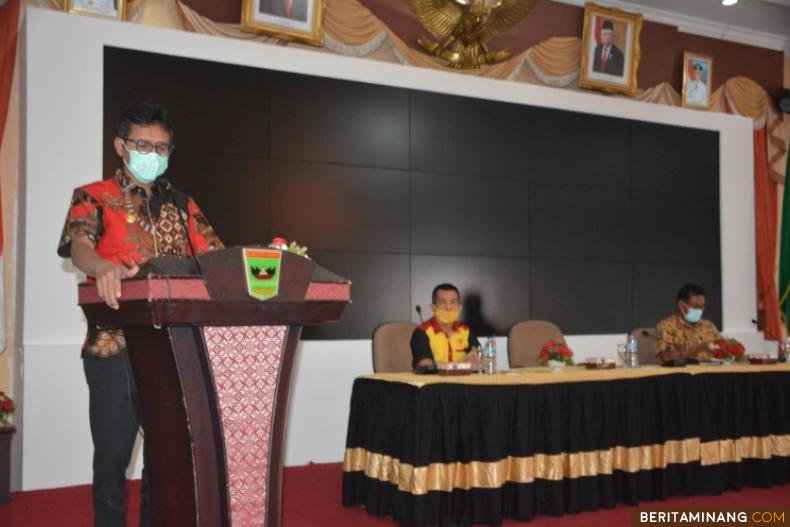 Gubernur Sumbar Irwan Prayitno sedang berbicara dalam rapat membahas pelaksanaan Porprov dengan insan olahraga Sumbar. Foto Humas Sumbar