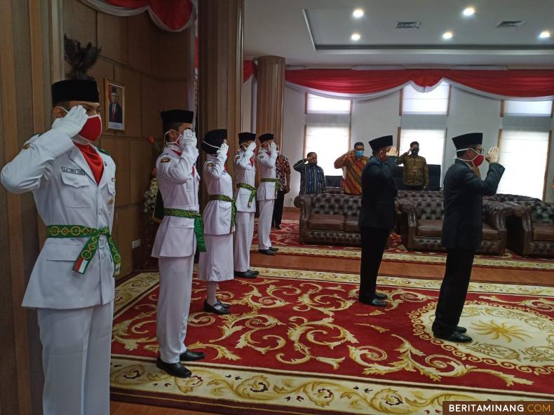 Suasana pengukuhan Paskibraka HUT RI di kantor Gubernur Sumatera Barat. Foto Humas Sumbar