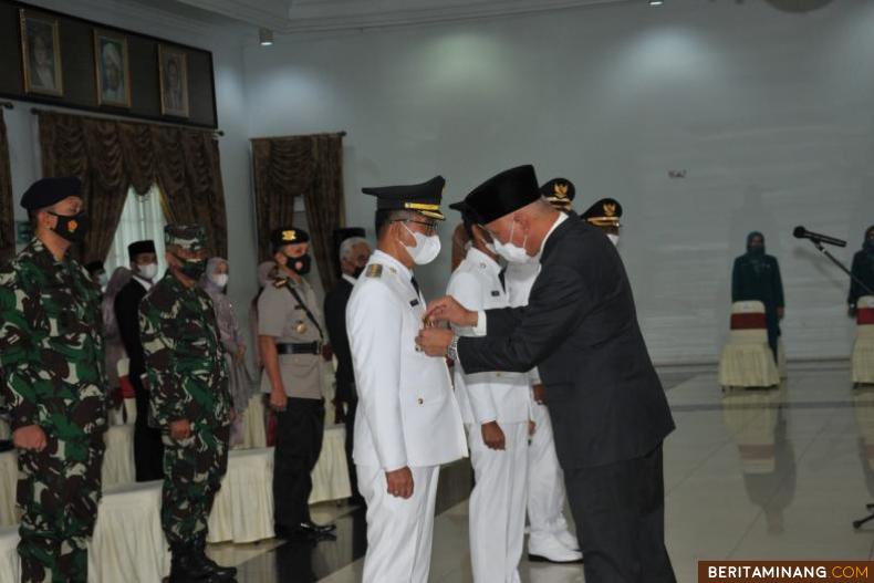 Gubernur Sumatera Barat, Mahyeldi saat memasang tanda jabatan di dada Bupati Solsel Khairunas. Foto: Humas Sumbar