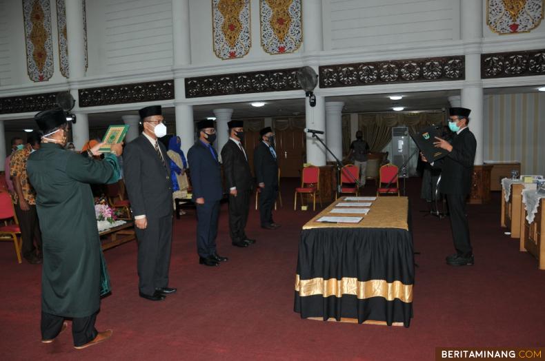 Gubernur Sumbar Irwan Prayitno saat melantik empat pejabat eselon II. Foto Humas Sumbar