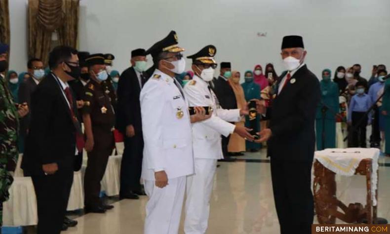 Gubernur Sumatera Barat H. Mahyeldi resmi melantik Hendri Septa sebagai Walikota Padang dan Penjabat (Pj) Bupati Solok Heri Nofiardi. Foto: Humas Sumbar