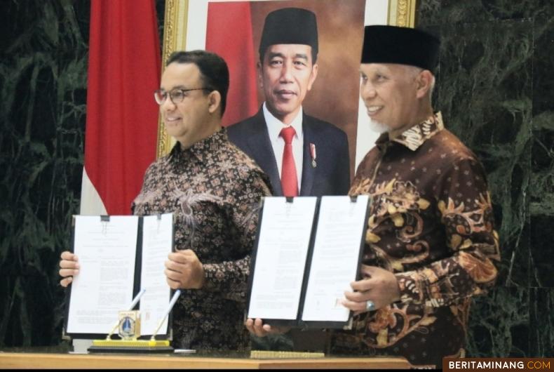 Gubernur Mahyeldi dan Anies Baswedan perlihatkan kesepekatan yang ditandatangani di Jakarta, Rabu (5/10/2022). Foto: Kominfotik Sumbar