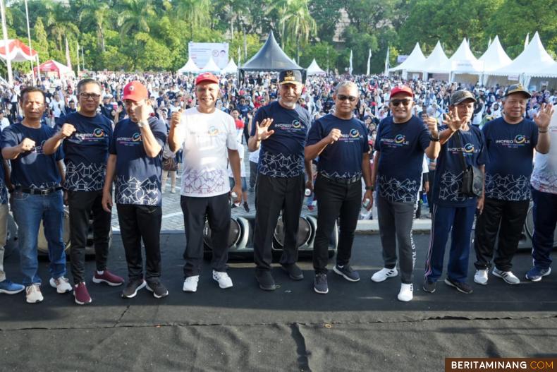 Gubernur Mahyeldi, saat melepas ribuan peserta jalan santai HUT PT. Semen Padang ke 113 di Padang, Sabtu (18/3/2023). Foto: Adpim Sumbar