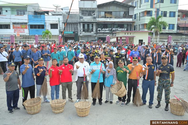 Gubernur Mahyeldi saat menghadiri agenda Gerakan Bersih (GeBer) Pelabuhan dalam Rangka Hari Perhubungan Nasional (Harhubnas) 2023 di Pelabuhan Muaro, Padang, Rabu (13/09/2023). Foto: Adpim Sumbar